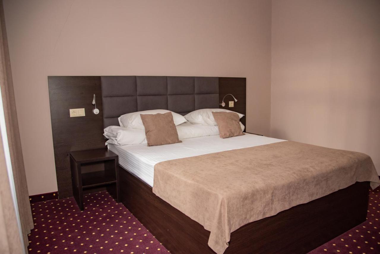 T&S Apart-Hotel Černivci Esterno foto