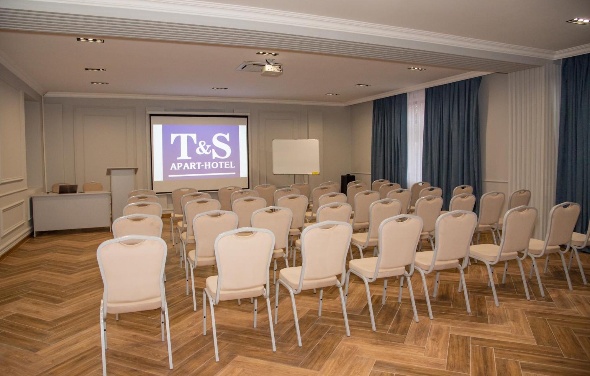T&S Apart-Hotel Černivci Esterno foto