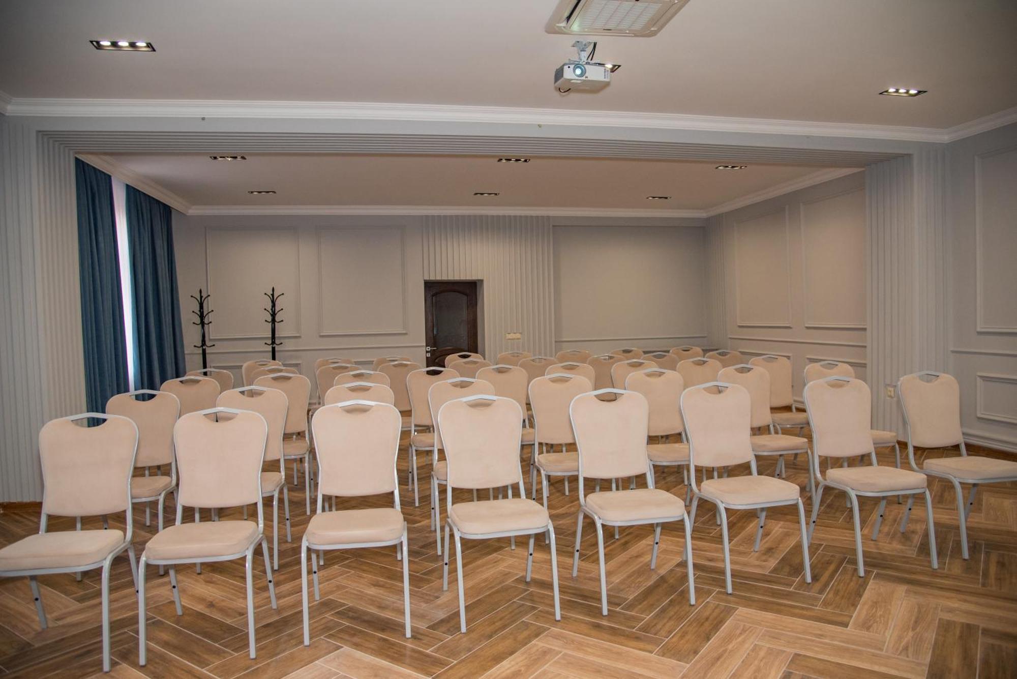 T&S Apart-Hotel Černivci Esterno foto